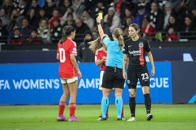 21.12.2023, xusrbx, Fussball Champions League Frauen, Eintracht Frankfurt Frauen - SL Benfica Lissabon emspor, gelb, gelbe Karte, Lucia Alves (Benfica Lissabon, 13), Sara Doorsoun Khajeh (Eintracht Frankfurt, 23), (DFL DFB REGULATIONS PROHIBIT ANY USE OF PHOTOGRAPHS as IMAGE SEQUENCES and or QUASI-VIDEO) Frankfurt am Main