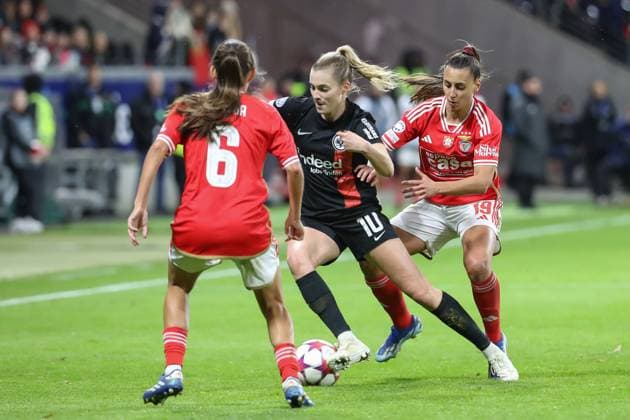 21.12.2023, xusrbx, Fussball Champions League Frauen, Eintracht Frankfurt Frauen - SL Benfica Lissabon emspor, v.l. Andreia Faria (Benfica Lissabon, 6), Laura Freigang (Eintracht Frankfurt, 10), Catarina Amado (Benfica Lissabon, 19), (DFL DFB REGULATIONS PROHIBIT ANY USE OF PHOTOGRAPHS as IMAGE SEQUENCES and or QUASI-VIDEO) Frankfurt am Main