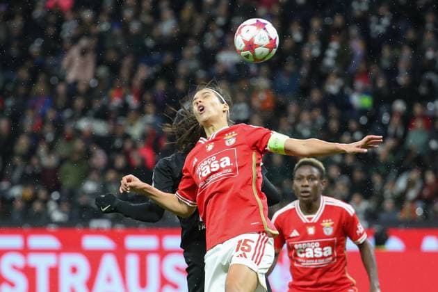 21.12.2023, xusrbx, Fussball Champions League Frauen, Eintracht Frankfurt Frauen - SL Benfica Lissabon emspor, Nicole Anyomi (Eintracht Frankfurt, 19), Carole Costa (Benfica Lissabon, 15), Kopfball, Kopfballduell, (DFL DFB REGULATIONS PROHIBIT ANY USE OF PHOTOGRAPHS as IMAGE SEQUENCES and or QUASI-VIDEO) Frankfurt am Main