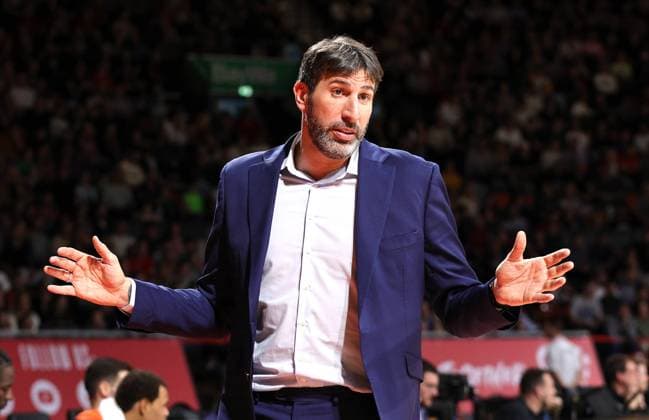 Alex Mumbru (Valencia Basket, Cheftrainer) gestikuliert. GER, FC Bayern Basketball vs. Valenica Basket, Basketball, EuroLeague, Saison 2023 2024, 28.12.2023, GER, FC Bayern Basketball vs. Valenica Basket, Basketball, EuroLeague, Saison 2023 2024, 28.12.2023, Muenchen Copyright: xEibner-Pressefoto MarcelxEngelbrechtx EP_MET