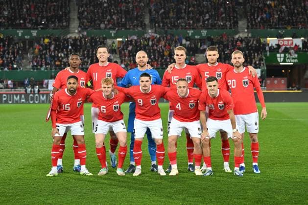 Wien, Ernst-Happel-Stadion, 21.11.23, GER, Herren, Laenderspiel, Oesterreich - Deutschland Bild: Mannschaftsfoto, Gruppenfoto Oesterreich: v.li. oben: David ALABA (Oesterreich), Xaver SCHLAGER (Oesterreich), Torwart Alexander SCHLAGER (Oesterreich), Philipp LIENHART (Oesterreich), Stefan POSCH (Oesterreich) und Konrad LAIMER (Oesterreich). v.li. unten: Phillipp MWENE (Oesterreich), Nicolas SEIWALD (Oesterreich), Marcel SABITZER (Oesterreich), Xaver SCHLAGER (Oesterreich) und Christoph BAUMGARTNER (Oesterreich) Only for editorial use! UEFA regulations prohibit any use of photographs as image sequences and or quasi-video. Wien Oesterreich