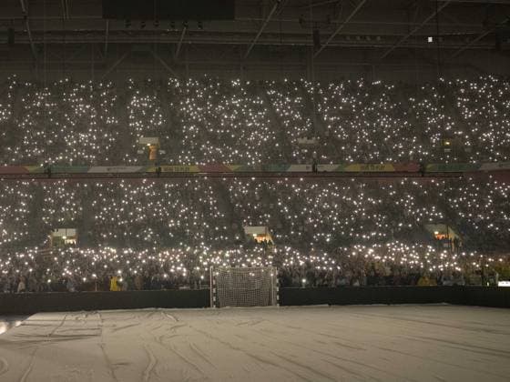 Die Fans sorgen mit ihren Handys fuer Stimmung in der Arena. GER, Deutschland vs. Schweiz, Handball, Maenner, EHF Euro 2024, Gruppe A, 1. Spieltag, 10.01.2024 Deutschland vs. Schweiz, Handball, Maenner, EHF Euro 2024, Gruppe A, 1. Spieltag, 10.01.2024 Duesseldorf Copyright: xEibner-Pressefotox xThomasxHaeslx EP_THR