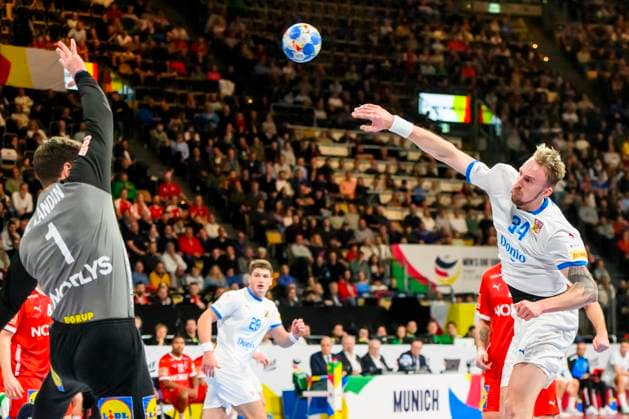 GER, MenÕs EHF EURO, Gruppe F, Daenemark (DNK) vs Tschechien (CZE) 11.01.2024, Olympiahalle, Muenchen, GER, MenÕs EHF EURO, Gruppe F, Daenemark (DNK) vs Tschechien (CZE), im Bild Niklas Landin (Daenemark 1) im Zweikampf gegen Dominik Solak (Tschechien 34)