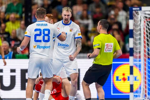 GER, MenÕs EHF EURO, Gruppe F, Daenemark (DNK) vs Tschechien (CZE) 11.01.2024, Olympiahalle, Muenchen, GER, MenÕs EHF EURO, Gruppe F, Daenemark (DNK) vs Tschechien (CZE), im Bild Dominik Solak (Tschechien 34) jubelt mit Matej Havran (Tschechien 28)