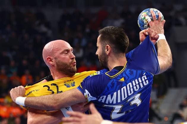 Oscar Bergendahl (Schweden) im Zweikampf mit Dino Hamidovic (Bosnien-Herzegowina) Schweden vs Bosnien-Herzegowina, Handball, Maenner, EHF Euro 2024, Gruppe E, 1. Spieltag, 11.01.2024 Schweden vs Bosnien-Herzegowina, Handball, Maenner, EHF Euro 2024, Gruppe E, 1. Spieltag, 11.01.2024 Mannheim Copyright: xEibner-Pressefotox EP_RWS