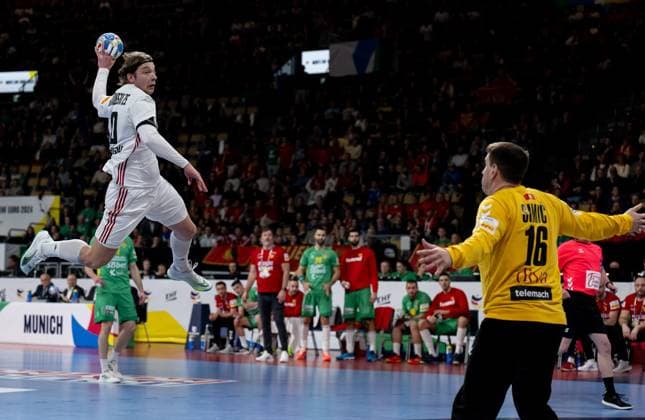 Sport Bilder des Tages Handball, EM, Ungarn - Montenegro Zsolt Krakovszki (Ungarn Hungary, 10) beim Wurf gegen Nebojsa Simic (Torwart Goalkeeper, Montenegro, 16) nach einem Steilangriff. GER, Ungarn vs. Montenegro, Handball, Maenner, EHF Euro 2024, Gruppe C, 1. Spieltag, 12.01.2024. GER, Ungarn vs. Montenegro, Handball, Maenner, EHF Euro 2024, Gruppe C, 1. Spieltag, 12.01.2024. Muenchen Copyright: xEibner-Pressefoto HeikexFeinerx EP_HFR