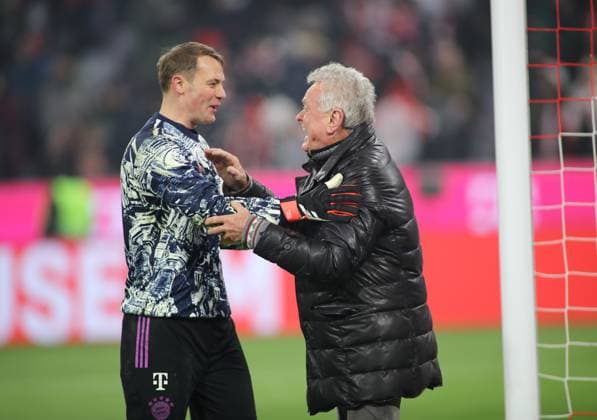 München, Deutschland 12. Januar 2024: Fussball, Herren, Bundesliga, Saison 2023 2024, FC Bayern München - TSG 1899 Hoffenheim, Allianz Arena Manuel Neuer (FC Bayern München) (li.) mit Sepp Maier (re.), ehemaliger Spieler FC Bayern München, Torwart, Kopf, Oberkörper, Spässchen machen, lustig, lachen, Scherzen DFB, DFL regulations prohibit any use of photographs as image sequences and or quasi-video