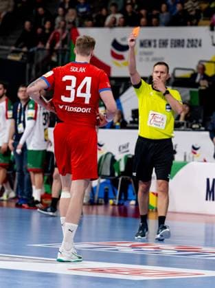 Dominik Solak (Tschechien Czechia, 34) erhaelt die rote Karte, nach er dem gegnerischen Torwart ins Gesicht geschossen hat. GER, Tschechien vs. Portugal, Handball, Maenner, EHF Euro 2024, Gruppe F, 2. Spieltag, 13.01.2024. GER, Tschechien vs. Portugal, Handball, Maenner, EHF Euro 2024, Gruppe F, 2. Spieltag, 13.01.2024. Muenchen Copyright: xEibner-Pressefoto HeikexFeinerx EP_HFR