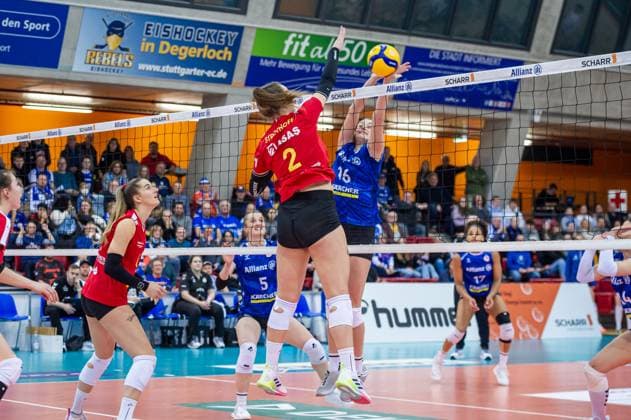 Amelie Strothoff (VC Neuwied, 02) vs. Kayla Haneline (Allianz MTV Stuttgart, 16) Allianz MTV Stuttgart - VC Neuwied, Volleyball Bundesliga, Frauen, VBL, Saison 2023 24, 13.01.2024, Stuttgart (SCHARRena), DEU Allianz MTV Stuttgart - VC Neuwied, Sport, Volleyball Bundesliga, Frauen, VBL, Saison 2023 24, 13.01.2024, Stuttgart (SCHARRena), DEU Stuttgart Copyright: xSandyxDinkelackerx EP_SDR