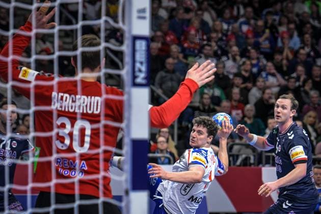 Handball, EM, Norwegen - Färöer Inseln Handball - EHF Handball EM 2024, Färöer - Norwegen 13.01.2024, xdanx, Handball - EHF Handball EM 2024, Färöer - Norwegen v.l.Torbjorn Sittrup Bergerud (Norway 30),Elias Ellefsen a Skipagotu (Faroe Islands 71),Sander Sagosen (Norway 5),wirft Tor, Torschuetze, erzielt Tor, Treffer, scores the goal Berlin Mercedes Benz Arena Berlin Deutschland (DE) Copyright: xDanielxLakomskix