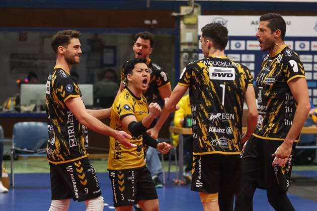 Shohei Nose (SWD powervolleys Dueren, 03) mit Dimitros Mouchlias (SWD powervolleys Dueren, 01) und Marcin Ernastowicz (SWD powervolleys Dueren, 09), Jubel, jubeln, Freude, ASV Dachau vs. SWD powervolleys Dueren, Volleyball, Volleyball 1. Bundesliga, 14. Spieltag, Saison 23 24, 13.01.2024, ASV Dachau vs. SWD powervolleys Dueren, Volleyball, Volleyball 1. Bundesliga, 14. Spieltag, Saison 23 24, 13.01.2024 Dachau Copyright: xEibner-Pressefoto JennixMaulx EP_JML
