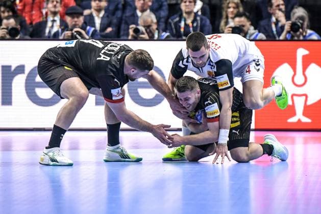 Handball - EHF Handball EM 2024, Nordmazedonien - Deutschland 14.01.2024, xdanx, Handball - EHF Handball EM 2024, Nordmazedonien - Deutschland v.l. Johannes Golla (Germany 4),Lukas Mertens (Germany 36),Martin Velkovski (North Macedonia 4),Zweikampf, Duell, Kampf, tackle Berlin Mercedes Benz Arena Berlin Deutschland (DE) Copyright: xDanielxLakomskix