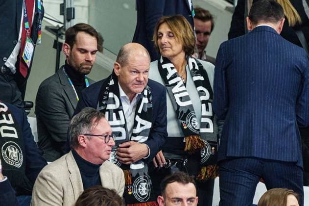 Bundeskanzler Olaf Scholz (SPD) mit Ehefrau GER, Nordmazedonien vs. Deutschland, Handball, Maenner, EHF Euro 2024, Gruppe A, Spieltag 2, 14.01.2024 GER, Nordmazedonien vs. Deutschland, Handball, Maenner, EHF Euro 2024, Gruppe A, Spieltag 2, 14.01.2024 Berlin Copyright: xEibner-Pressefoto MarcelxvonxFehrnx EP_MFN