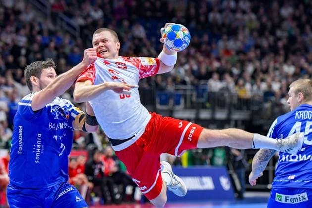 Handball - EHF Handball EM 2024, Polen - Färöer 15.01.2024, xdanx, Handball - EHF Handball EM 2024, Polen - Färöer v.l.Helgi Hildarson Hoydal (Faroe Islands 2),Jakub Szyszko (Poland 33),Peter Krogh (Faroe Islands 45),Zweikampf, Duell, Kampf, tackle Berlin Mercedes Benz Arena Berlin Deutschland (DE) Copyright: xDanielxLakomskix