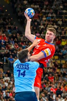 GER, MenÕs EHF EURO, Gruppe F, Tschechien (CZE) vs Griechenland (GRE) 15.01.2024, Olympiahalle, Muenchen, GER, MenÕs EHF EURO, Gruppe F, Tschechien (CZE) vs Griechenland (GRE), im Bild Nikos Passias (Griechenland 14) im Zweikampf gegen Lukas Morkovsky (Tschechien 39) Foto nordphoto GmbH Straubmeier DFL regulations prohibit any use of photographs as image sequences and or quasi-video,