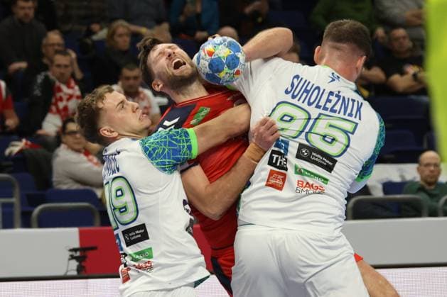 DEU, EHF-2024, Norwegen vs. Slowenia, 15.01.2024, Mercedes-Benz-Arena, Berlin, DEU, EHF-2024, Norwegen vs. Slowenia, im Bild Harald Reinkind (NOR 27), Jovicic Slatinsek, Stas (SLO 19), Suholeznik, Matic (SLO 95) Foto: Juergen Engler nordphoto GmbH