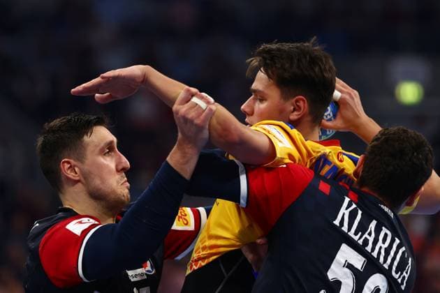 Daniel Stanciuc (Rumaenien) im Zweikampf mit Tomislav Kusan (Kroatien, links) und Luka Lovre Klarica (Kroatien) Kroatien vs Rumaenien, Handball, Maenner, EHF Euro 2024, Gruppe B, 3. Spieltag, 16.01.2024 Kroatien vs Rumaenien, Handball, Maenner, EHF Euro 2024, Gruppe B, 3. Spieltag, 16.01.2024 Mannheim Copyright: xEibner-Pressefotox EP_RWS