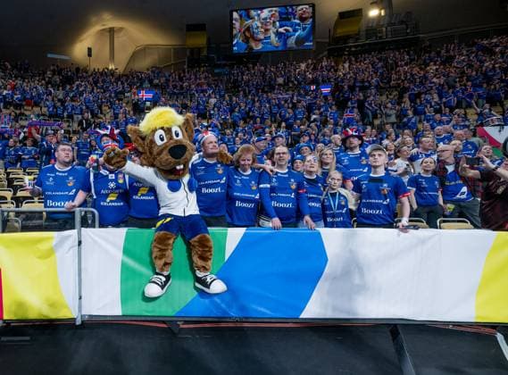 Maskottchen Hanniball mit islaendischen Fans vor Beginn der Partie. GER, Island vs. Ungarn, Handball, Maenner, EHF Euro 2024, Gruppe C, 3. Spieltag, 16.01.2024. GER, Island vs. Ungarn, Handball, Maenner, EHF Euro 2024, Gruppe C, 3. Spieltag, 16.01.2024. Muenchen Copyright: xEibner-Pressefoto HeikexFeinerx EP_HFR