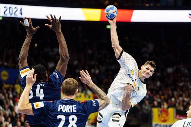 Sport Bilder des Tages Wurf Tor Sebastian Heymann (Deutschland, 11) GER, Frankreich vs. Deutschland, Handball, Maenner, EHF Euro 2024, Gruppe A, Spieltag 3, 16.01.2024 GER, Frankreich vs. Deutschland, Handball, Maenner, EHF Euro 2024, Gruppe A, Spieltag 3, 16.01.2024 Berlin Copyright: xEibnerxPressefoto MarcelxvonxFehrnx EP_MFN