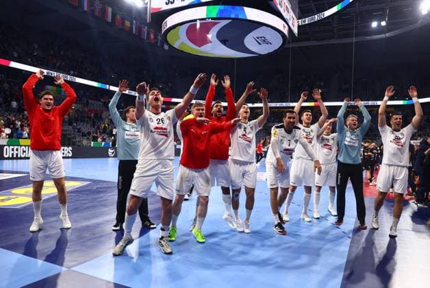 Oesterreichische Spieler feiern den Einzug in die Hauptrunde Spanien vs Oesterreich, Handball, Maenner, EHF Euro 2024, Gruppe B, 3. Spieltag, 16.01.2024 Spanien vs Oesterreich, Handball, Maenner, EHF Euro 2024, Gruppe B, 3. Spieltag, 16.01.2024 Mannheim Copyright: xEibner-Pressefotox EP_RWS