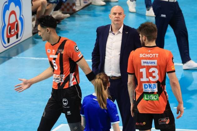DEU, Europapokal, BR Volleys vs. Piacenza, 17.01.2024, Max-Schmeling-Halle, Berlin, DEU, Europapokal, BR Volleys vs. Piacenza, im Bild Trainer Joel Banks (BR Volleys), Neheimjah Mote (BR Volleys 5), Ruben Schott (BR Volleys 13) Foto: Juergen Engler nordphoto GmbH