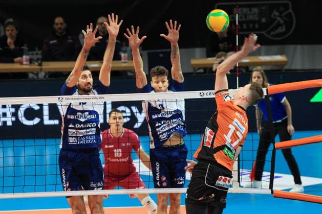 DEU, Europapokal, BR Volleys vs. Piacenza, 17.01.2024, Max-Schmeling-Halle, Berlin, DEU, Europapokal, BR Volleys vs. Piacenza, im Bild Marek Sotola (BR Volleys 17), Edoardo Caneschi (Piacenza 18) , Francesco Recine (Piacenza 3) Foto: Juergen Engler nordphoto GmbH