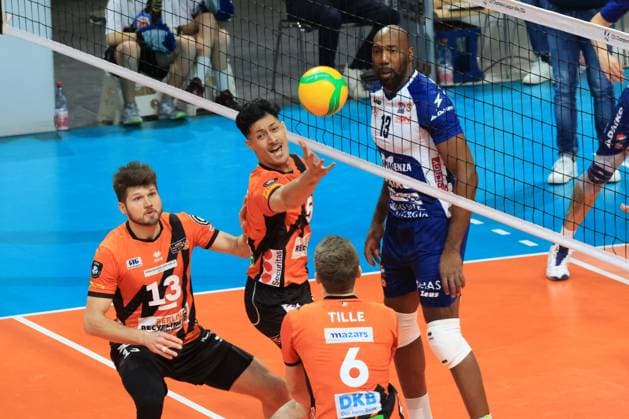 DEU, Europapokal, BR Volleys vs. Piacenza, 17.01.2024, Max-Schmeling-Halle, Berlin, DEU, Europapokal, BR Volleys vs. Piacenza, im Bild Ruben Schott (BR Volleys 13), Neheimjah Mote (BR Volleys 5), Johannes Tille (BR Volleys 6), Robertlandy Simon Aties (Piacenza 13) Foto: Juergen Engler nordphoto GmbH