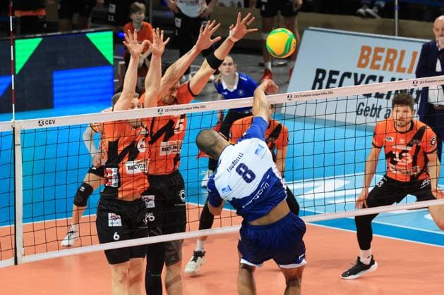 DEU, Europapokal, BR Volleys vs. Piacenza, 17.01.2024, Max-Schmeling-Halle, Berlin, DEU, Europapokal, BR Volleys vs. Piacenza, im Bild Johannes Tille (BR Volleys 6), Neheimjah Mote (BR Volleys 5), Ruben Schott (BR Volleys 13), Ricardo Lucarelli (Piacenza 8) Foto: Juergen Engler nordphoto GmbH