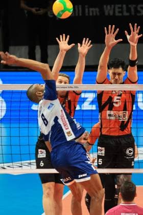 DEU, Europapokal, BR Volleys vs. Piacenza, 17.01.2024, Max-Schmeling-Halle, Berlin, DEU, Europapokal, BR Volleys vs. Piacenza, im Bild Johannes Tille (BR Volleys 6), Neheimjah Mote (BR Volleys 5), Ricardo Lucarelli (Piacenza 8) Foto: Juergen Engler nordphoto GmbH