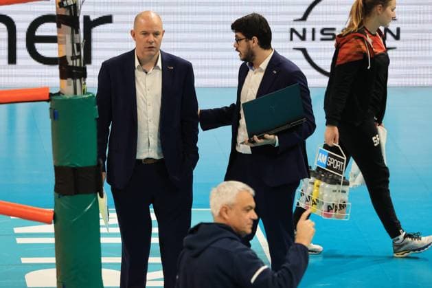 DEU, Europapokal, BR Volleys vs. Piacenza, 17.01.2024, Max-Schmeling-Halle, Berlin, DEU, Europapokal, BR Volleys vs. Piacenza, im Bild Trainer Joel Banks (BR Volleys), Co-Trainer Lucio Oro (BR Volleys) Foto: Juergen Engler nordphoto GmbH