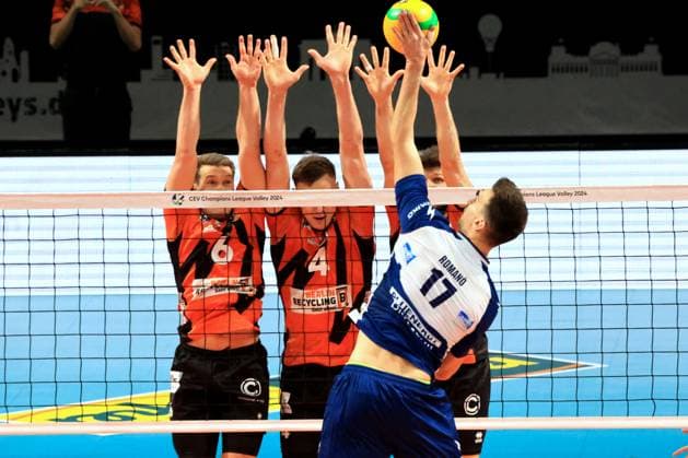 DEU, Europapokal, BR Volleys vs. Piacenza, 17.01.2024, Max-Schmeling-Halle, Berlin, DEU, Europapokal, BR Volleys vs. Piacenza, im Bild Johannes Tille (BR Volleys 6), Timo Tammemaa (BR Volleys 4), Ruben Schott (BR Volleys 13), Yuri Romano (Piacenza 17) Foto: Juergen Engler nordphoto GmbH