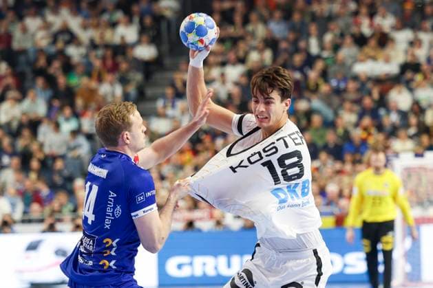GER, EHF Euro 2024, Men, Hauptrunde Koeln, 1. Spieltag, Deutschland (GER) vs. Island (ISL) 18.01.2024, Lanxess Arena , Koeln , GER, EHF Euro 2024, Men, Hauptrunde Koeln, 1. Spieltag, Deutschland (GER) vs. Island (ISL), im Bild: Julian Köster Koester (GER 18), im Zweikampf gegen Omar Ingi Magnusson (ISL 14),