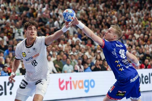 GER, EHF Euro 2024, Men, Hauptrunde Koeln, 1. Spieltag, Deutschland (GER) vs. Island (ISL) 18.01.2024, Lanxess Arena , Koeln , GER, EHF Euro 2024, Men, Hauptrunde Koeln, 1. Spieltag, Deutschland (GER) vs. Island (ISL), im Bild: Julian Köster Koester (GER 18), im Zweikampf gegen Elliði Snaer Viðarsson (ISL 18),