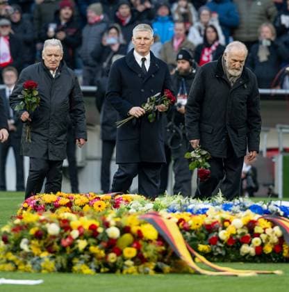 Andreas Brehme (Weggefaehrte und Fussball-Weltmeister 1990), Bastian Schweinsteiger (ehemaliger Fussballer, FC Bayern Muenchen) und Hans-Georg Katsche Schwarzenbeck (Weggefaehrte und ehemaliger Fussballspieler, FC Bayern Muenchen) mit Rosen auf dem Rasen. GER, FC Bayern Muenchen, Gedenkfeier fuer Franz Beckenbauer, Allianz-Arena, 19.01.2024. GER, FC Bayern Muenchen, Gedenkfeier fuer Franz Beckenbauer, Allianz-Arena, 19.01.2024. Muenchen Copyright: xEibner-Pressefoto HeikexFeinerx EP_HFR