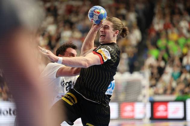 GER, EHF Euro 2024, Men, Hauptrunde, Gruppe 1, 2. Spieltag, Deutschland (GER) vs. Oesterreich (AUT) 20.01.2024, Lanxess Arena , Koeln , GER, EHF Euro 2024, Men, Hauptrunde, Gruppe 1, 2. Spieltag, Deutschland (GER) vs. Oesterreich (AUT), im Bild: Tor durch Juri Knorr (GER 15), heute im 50. Laenderspiel