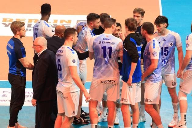 DEU, DVV, 1.VBL, BR Volleys vs. VFB Friredrichshafen, 21.01.2024, Max-Schmeling-Halle, Berlin, DEU, DVV, 1.VBL, BR Volleys vs. VFB Friredrichshafen, im Bild Cheftrainer Mark Lebedew (Friedrichshafen), Friedrichshafener-Spielerkreis Foto: Juergen Engler nordphoto GmbH