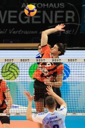 DEU, DVV, 1.VBL, BR Volleys vs. VFB Friredrichshafen, 21.01.2024, Max-Schmeling-Halle, Berlin, DEU, DVV, 1.VBL, BR Volleys vs. VFB Friredrichshafen, im Bild Timothee Carle (BR Volleys 9), Aleksa Batak (Friedrichshafen 8) Foto: Juergen Engler nordphoto GmbH