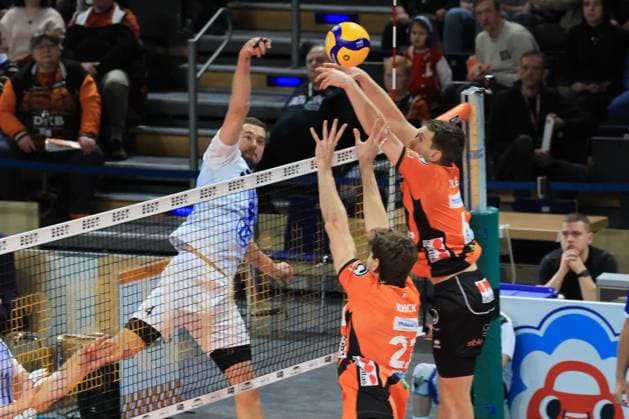 DEU, DVV, 1.VBL, BR Volleys vs. VFB Friredrichshafen, 21.01.2024, Max-Schmeling-Halle, Berlin, DEU, DVV, 1.VBL, BR Volleys vs. VFB Friredrichshafen, im Bild Johannes Tille (BR Volleys 6), Tobias Krick (BR Volleys 21), Tim Peter (Friedrichshafen 4) Foto: Juergen Engler nordphoto GmbH
