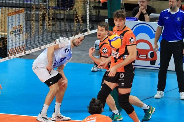 DEU, DVV, 1.VBL, BR Volleys vs. VFB Friredrichshafen, 21.01.2024, Max-Schmeling-Halle, Berlin, DEU, DVV, 1.VBL, BR Volleys vs. VFB Friredrichshafen, im Bild Johannes Tille (BR Volleys 6), Tobias Krick (BR Volleys 21), Tim Peter (Friedrichshafen 4) Foto: Juergen Engler nordphoto GmbH