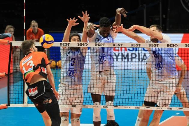 DEU, DVV, 1.VBL, BR Volleys vs. VFB Friredrichshafen, 21.01.2024, Max-Schmeling-Halle, Berlin, DEU, DVV, 1.VBL, BR Volleys vs. VFB Friredrichshafen, im Bild Ruben Schott (BR Volleys 13), Sergio Carrillo (Friedrichshafen 3), Jose Israel Masso Alvarez (Friedrichshafen 1), Tim Peter (Friedrichshafen 4) Foto: Juergen Engler nordphoto GmbH