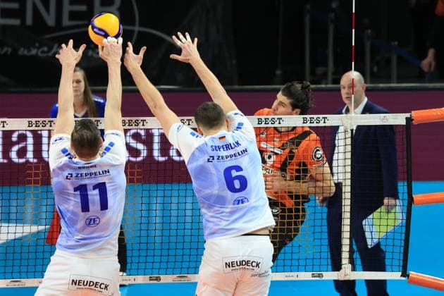 DEU, DVV, 1.VBL, BR Volleys vs. VFB Friredrichshafen, 21.01.2024, Max-Schmeling-Halle, Berlin, DEU, DVV, 1.VBL, BR Volleys vs. VFB Friredrichshafen, im Bild Timothee Carle (BR Volleys 9), Trainer Joel Banks (BR Volleys), Marcus Boehme (Friedrichshafen 11), Michal Superlak (Friedrichshafen 6) Foto: Juergen Engler nordphoto GmbH