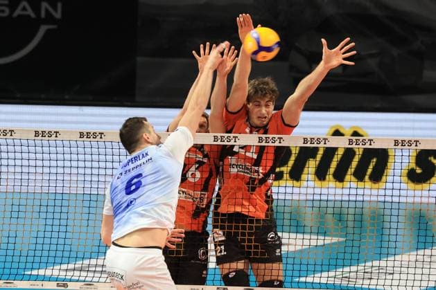 DEU, DVV, 1.VBL, BR Volleys vs. VFB Friredrichshafen, 21.01.2024, Max-Schmeling-Halle, Berlin, DEU, DVV, 1.VBL, BR Volleys vs. VFB Friredrichshafen, im Bild Johannes Tille (BR Volleys 6), Tobias Krick (BR Volleys 21), Tim Peter (Friedrichshafen 4) Foto: Juergen Engler nordphoto GmbH