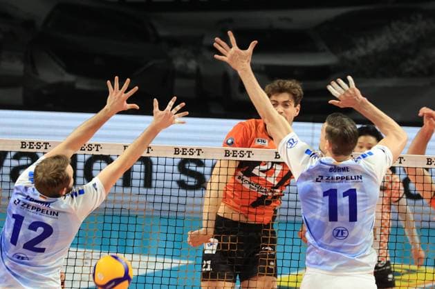 DEU, DVV, 1.VBL, BR Volleys vs. VFB Friredrichshafen, 21.01.2024, Max-Schmeling-Halle, Berlin, DEU, DVV, 1.VBL, BR Volleys vs. VFB Friredrichshafen, im Bild Tobias Krick (BR Volleys 21), Jan Fornal (Friedrichshafen 12), Marcus Boehme (Friedrichshafen 11) Foto: Juergen Engler nordphoto GmbH
