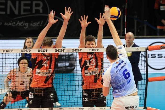 DEU, DVV, 1.VBL, BR Volleys vs. VFB Friredrichshafen, 21.01.2024, Max-Schmeling-Halle, Berlin, DEU, DVV, 1.VBL, BR Volleys vs. VFB Friredrichshafen, im Bild Timo Tammemaa (BR Volleys 4), Ruben Schott (BR Volleys 13), Michal Superlak (Friedrichshafen 6) Foto: Juergen Engler nordphoto GmbH