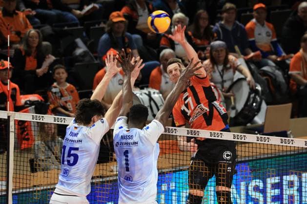 DEU, DVV, 1.VBL, BR Volleys vs. VFB Friredrichshafen, 21.01.2024, Max-Schmeling-Halle, Berlin, DEU, DVV, 1.VBL, BR Volleys vs. VFB Friredrichshafen, im Bild Marek Sotola (BR Volleys 17), Jackson Young (Friedrichshafen 15), Jose Israel Masso Alvarez (Friedrichshafen 1) Foto: Juergen Engler nordphoto GmbH