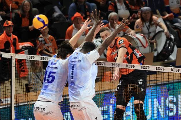 DEU, DVV, 1.VBL, BR Volleys vs. VFB Friredrichshafen, 21.01.2024, Max-Schmeling-Halle, Berlin, DEU, DVV, 1.VBL, BR Volleys vs. VFB Friredrichshafen, im Bild Marek Sotola (BR Volleys 17), Jackson Young (Friedrichshafen 15), Jose Israel Masso Alvarez (Friedrichshafen 1) Foto: Juergen Engler nordphoto GmbH