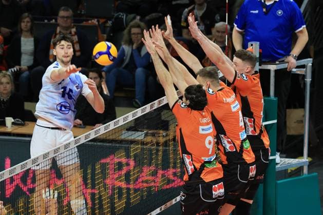 DEU, DVV, 1.VBL, BR Volleys vs. VFB Friredrichshafen, 21.01.2024, Max-Schmeling-Halle, Berlin, DEU, DVV, 1.VBL, BR Volleys vs. VFB Friredrichshafen, im Bild Timothee Carle (BR Volleys 9), Timo Tammemaa (BR Volleys 4), Marek Sotola (BR Volleys 17), Jackson Young (Friedrichshafen 15) Foto: Juergen Engler nordphoto GmbH
