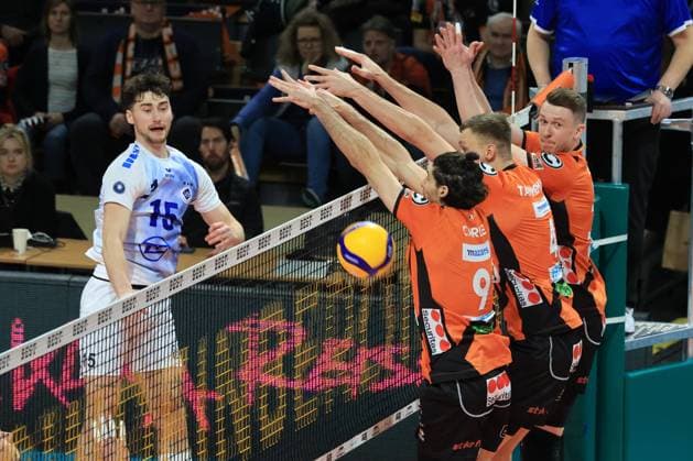 DEU, DVV, 1.VBL, BR Volleys vs. VFB Friredrichshafen, 21.01.2024, Max-Schmeling-Halle, Berlin, DEU, DVV, 1.VBL, BR Volleys vs. VFB Friredrichshafen, im Bild Timothee Carle (BR Volleys 9), Timo Tammemaa (BR Volleys 4), Marek Sotola (BR Volleys 17), Jackson Young (Friedrichshafen 15) Foto: Juergen Engler nordphoto GmbH