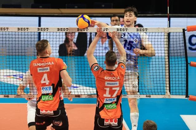 DEU, DVV, 1.VBL, BR Volleys vs. VFB Friredrichshafen, 21.01.2024, Max-Schmeling-Halle, Berlin, DEU, DVV, 1.VBL, BR Volleys vs. VFB Friredrichshafen, im Bild Timo Tammemaa (BR Volleys 4), Marek Sotola (BR Volleys 17), Jackson Young (Friedrichshafen 15) Foto: Juergen Engler nordphoto GmbH
