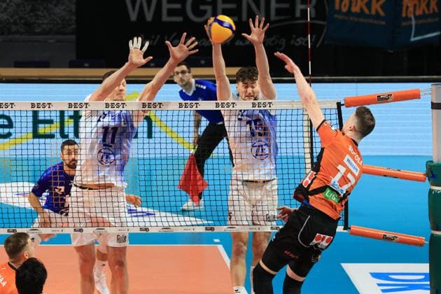 DEU, DVV, 1.VBL, BR Volleys vs. VFB Friredrichshafen, 21.01.2024, Max-Schmeling-Halle, Berlin, DEU, DVV, 1.VBL, BR Volleys vs. VFB Friredrichshafen, im Bild Marek Sotola (BR Volleys 17), Marcus Boehme (Friedrichshafen 11), Jackson Young (Friedrichshafen 15) Foto: Juergen Engler nordphoto GmbH